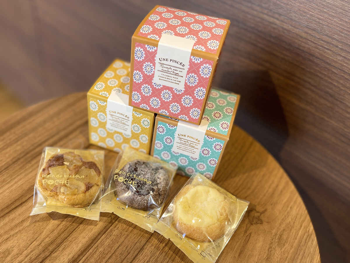 「ベイクドシュー」　左から「アップルシナモン」320円、「チョコ」「チーズ」各310円