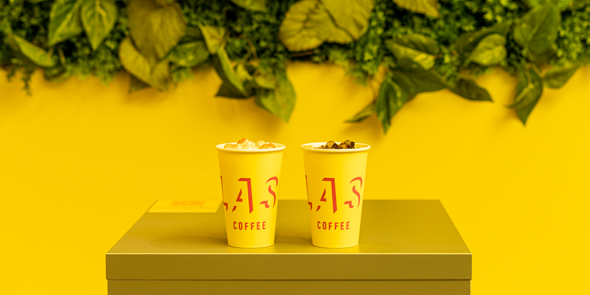 「FLASH COFFEE 表参道店」が日本初上陸！ 名物はみたらし団子味のコーヒー！？