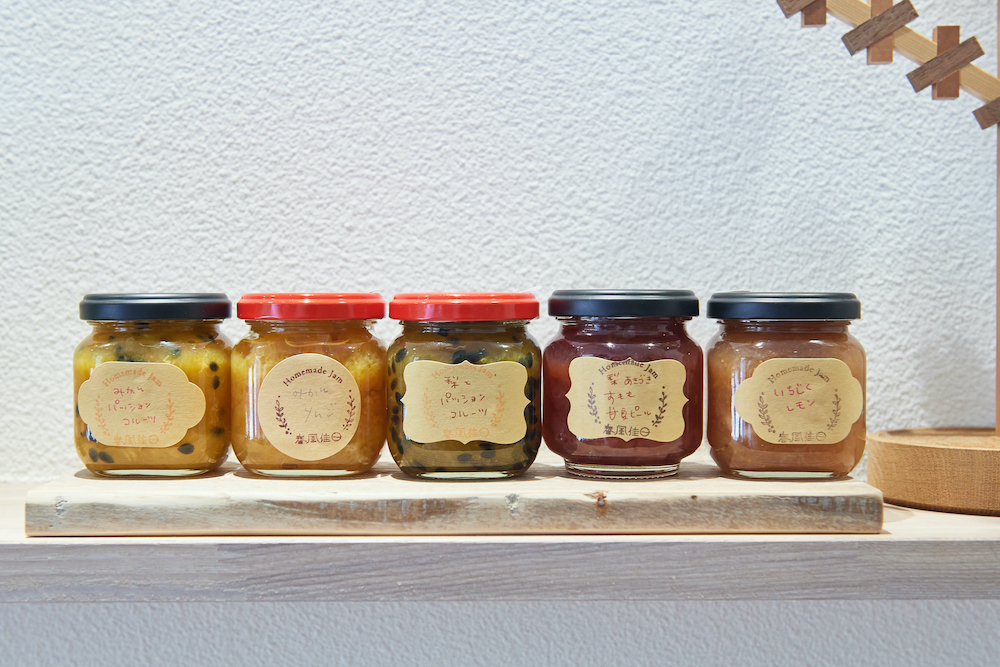 左から「みかんとパッションフルーツ」「みかんりんご」各135g 500円 「梨とパッションフルーツ」135g 550円 「梨あきづき・すもも・甘夏ピール」「いちじくレモン」各125g　500円