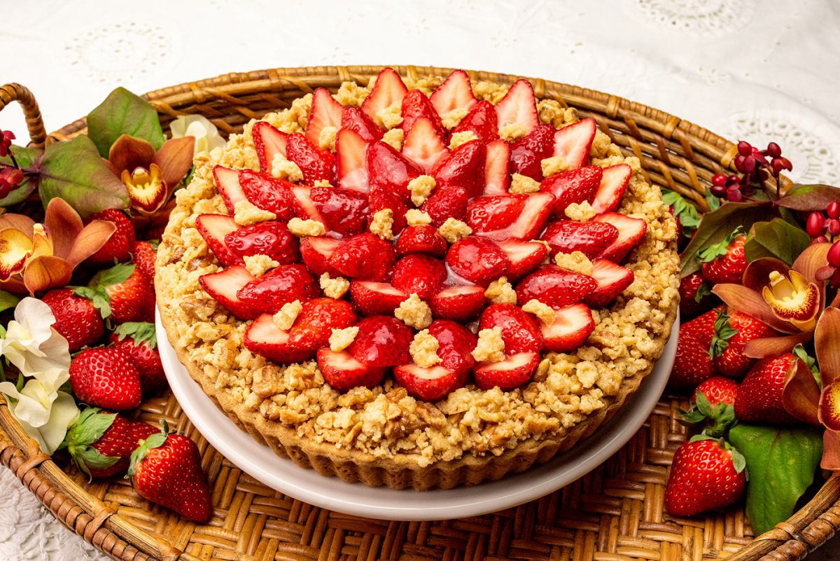 新作「静岡県産 “紅ほっぺ”とクルミクランブルのタルト～チョコレート風味～」テイクアウト：ホール〈25cm〉8316円・〈17cm〉3888円、イートイン：ホール〈25cm〉8470円・〈17cm〉3960円）