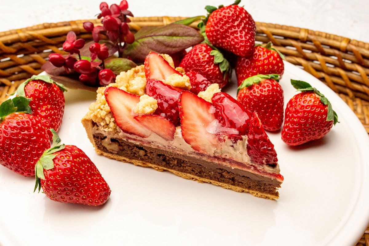 新作「静岡県産 “紅ほっぺ”とクルミクランブルのタルト～チョコレート風味～」ピース：テイクアウト831円、イートイン847円