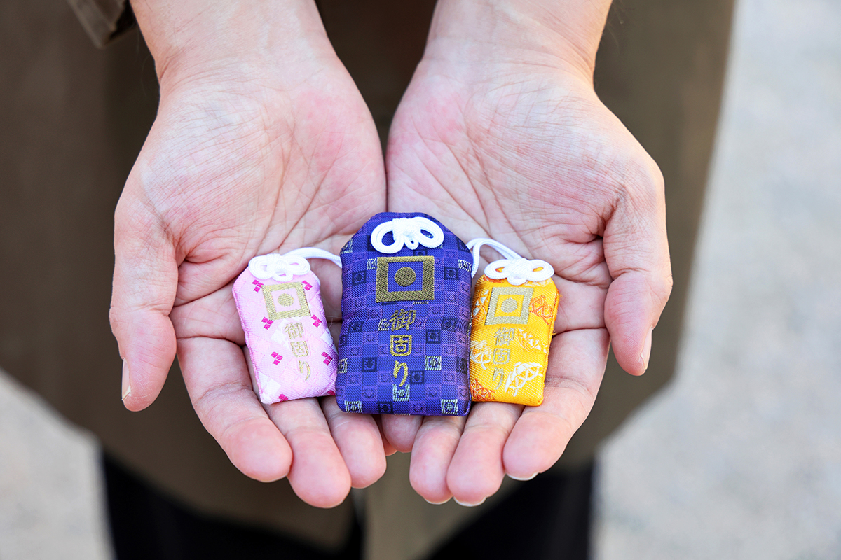 （左から）「縁結び固り」（800円）、「警固り」（小800円・大1,000円）、「旅路固り」（800円）