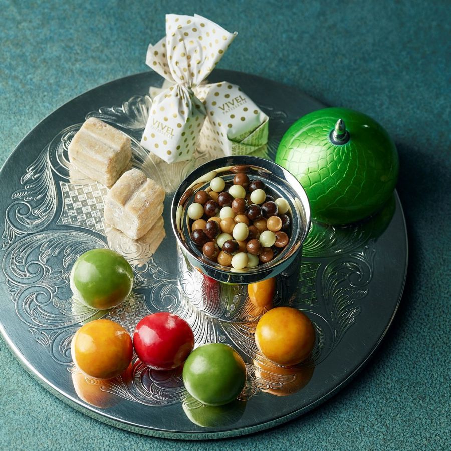 ＜初登場＞ヴィヴェル パティスリー「ショコラアソート」（4種のチョコレートクランチ60g・パールアップルチョコレート8個・トリュフホワイトチョコレート4個）2818円