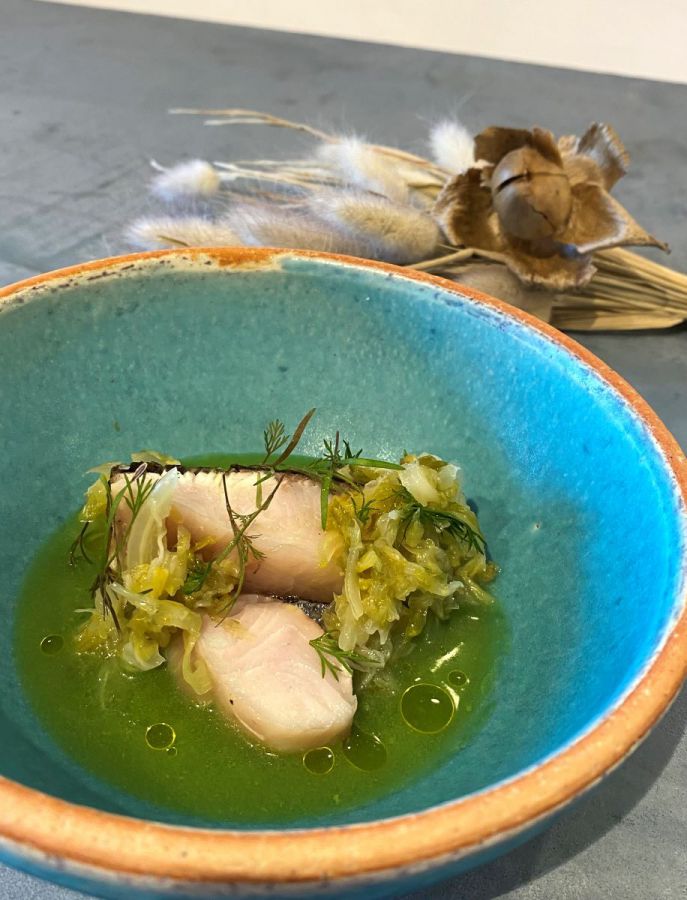 「カンパチと発酵キャベツ 蕪のソース」1700円（2人前）※写真は1人前