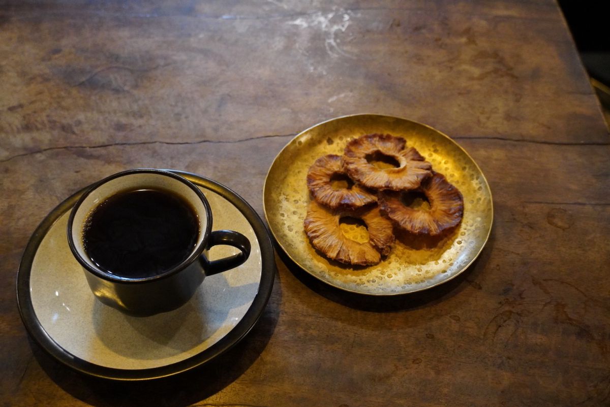 コーヒーとドライパイナップル