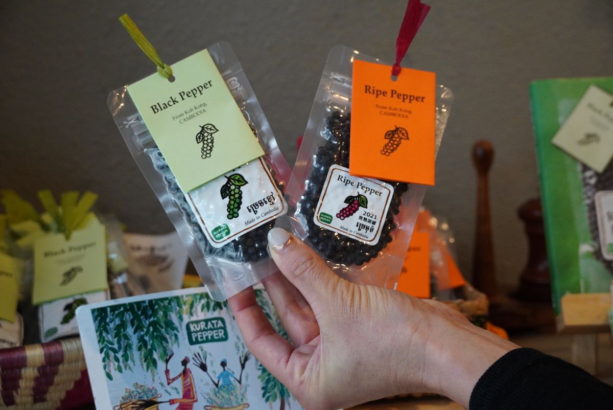 倉田ペッパー 黒胡椒 864円（左）、完熟胡椒 1110円（右）