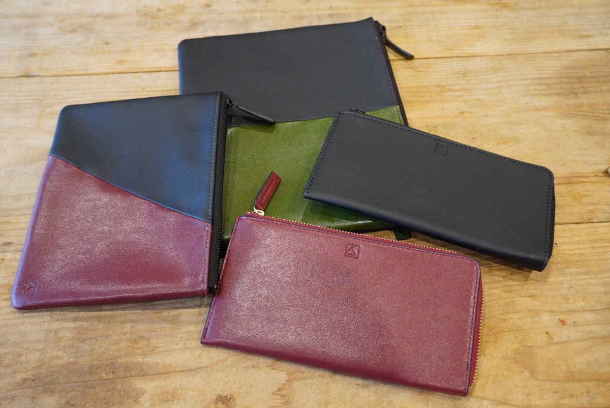 財布1万2980円～、ポシェット9790円～