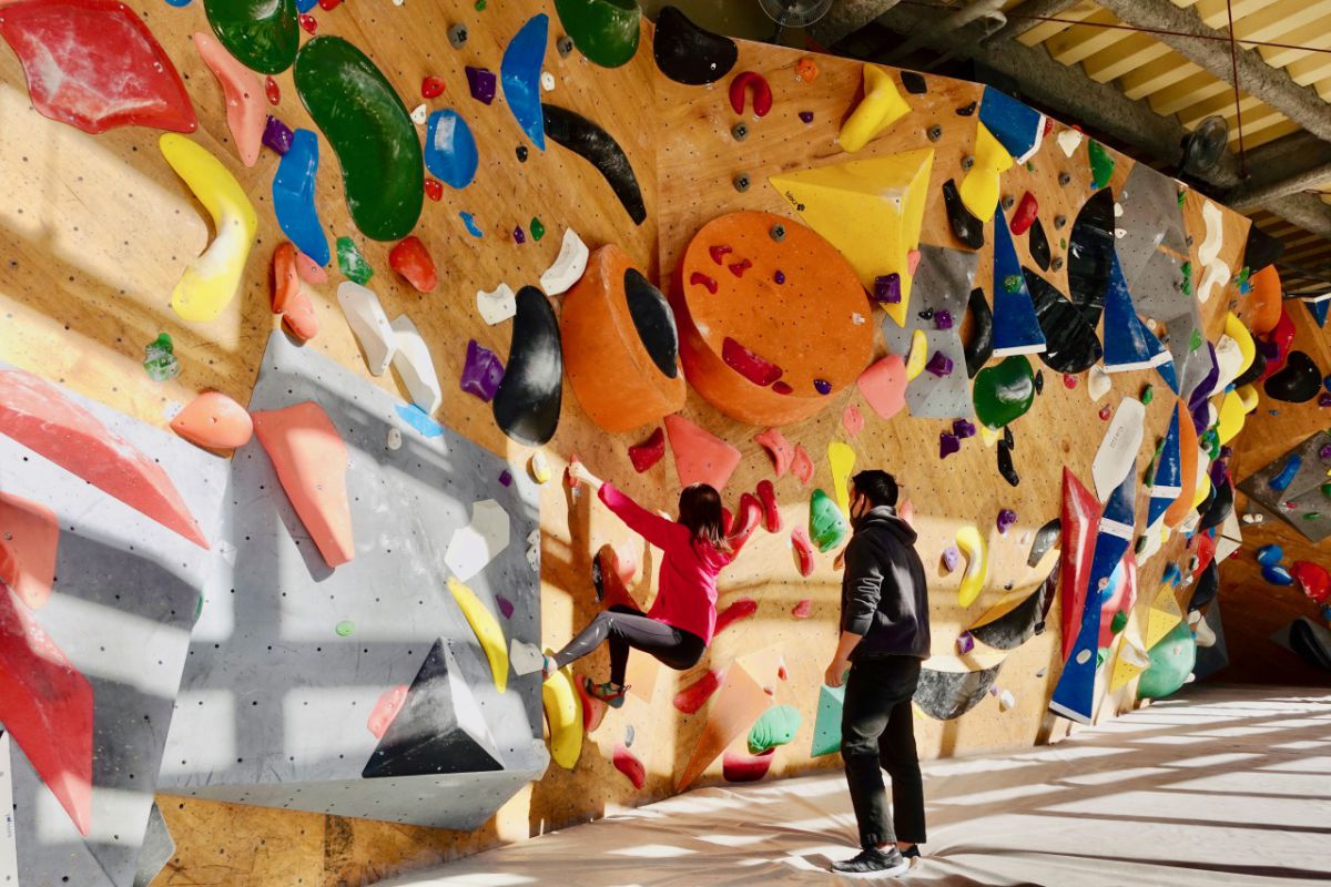 ビジター1日料金＝3850円（会員登録不要、レンタルシューズ・チョーク込み）。メンバー料金＝平日1時間1100円〜、休日1時間1430円〜（メンバーシップ登録料は社会人1650円、学生1430円。レンタルシューズ・チョーク料金は別途）