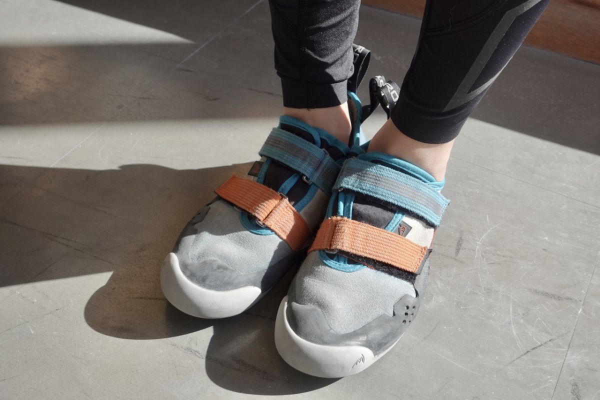 ボルダリング用シューズ（レンタル料440円。滑り止めチョークとセットは550円）