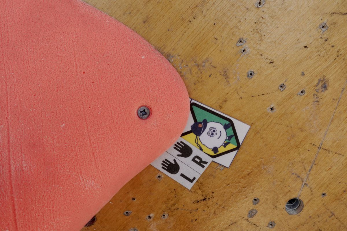 岩にはられた初心者マークと、右手／左手を指定するシール