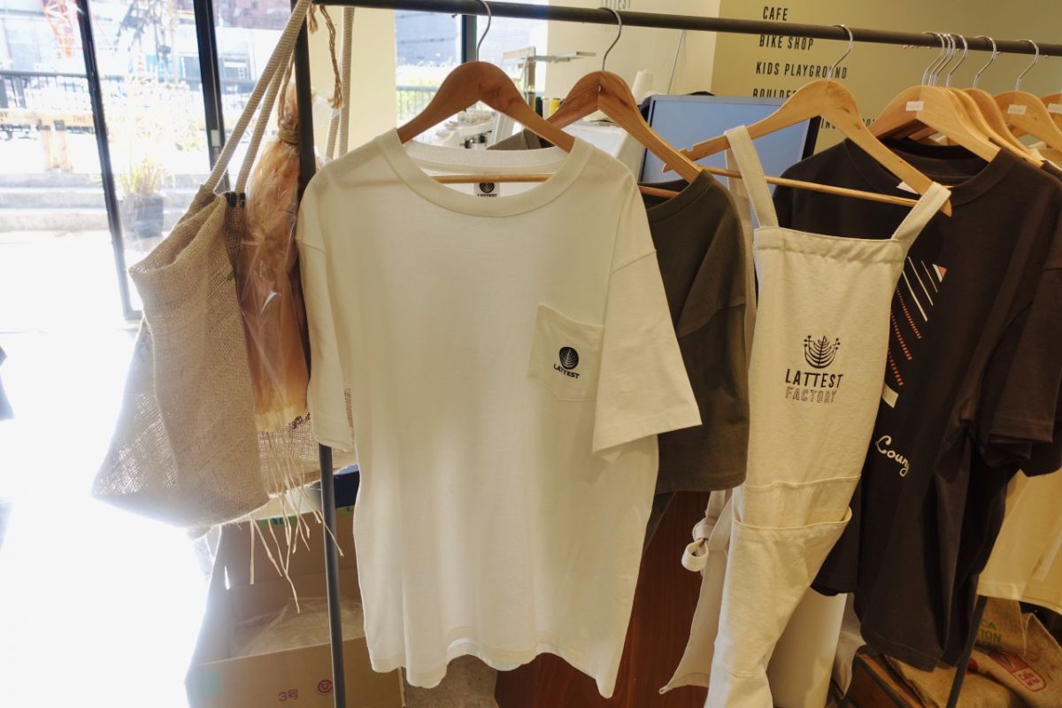 「LATTEST オリジナルTシャツ」（3800円）
