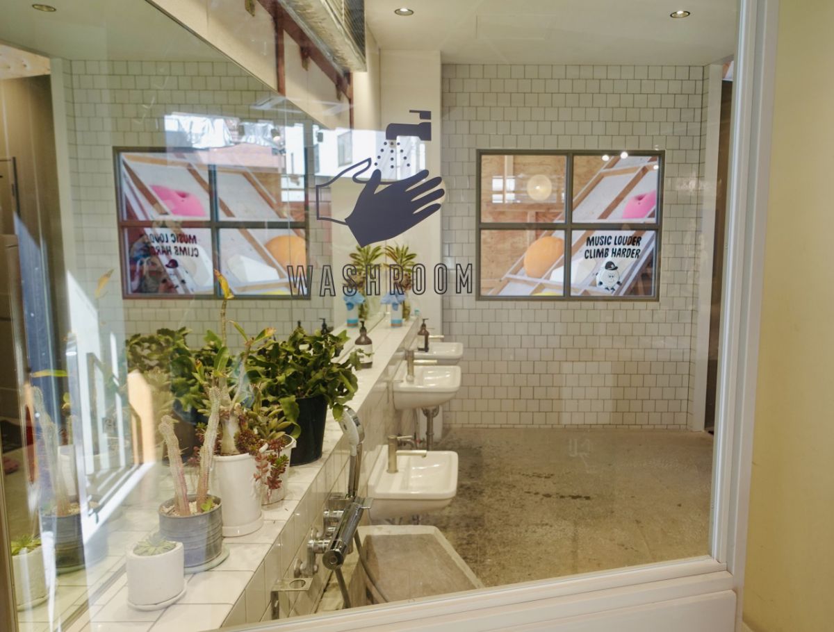 砂場の近くにはWASHROOMが