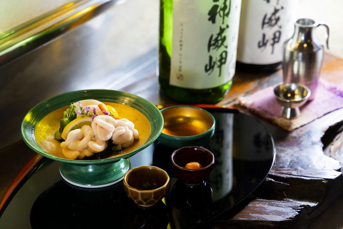 仕込み風景を見学し料理長の話を聞きながら、季節の海鮮を使った一品とオリジナルの地酒に舌鼓