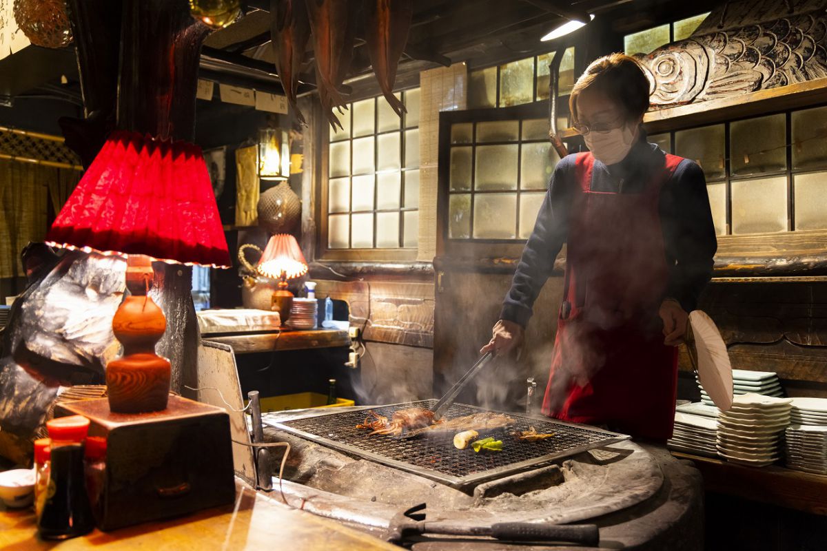 昭和29年（1954）創業の「ウタリ」のシンボルは、樹齢1000年以上にもなるエゾマツを使った大囲炉裏