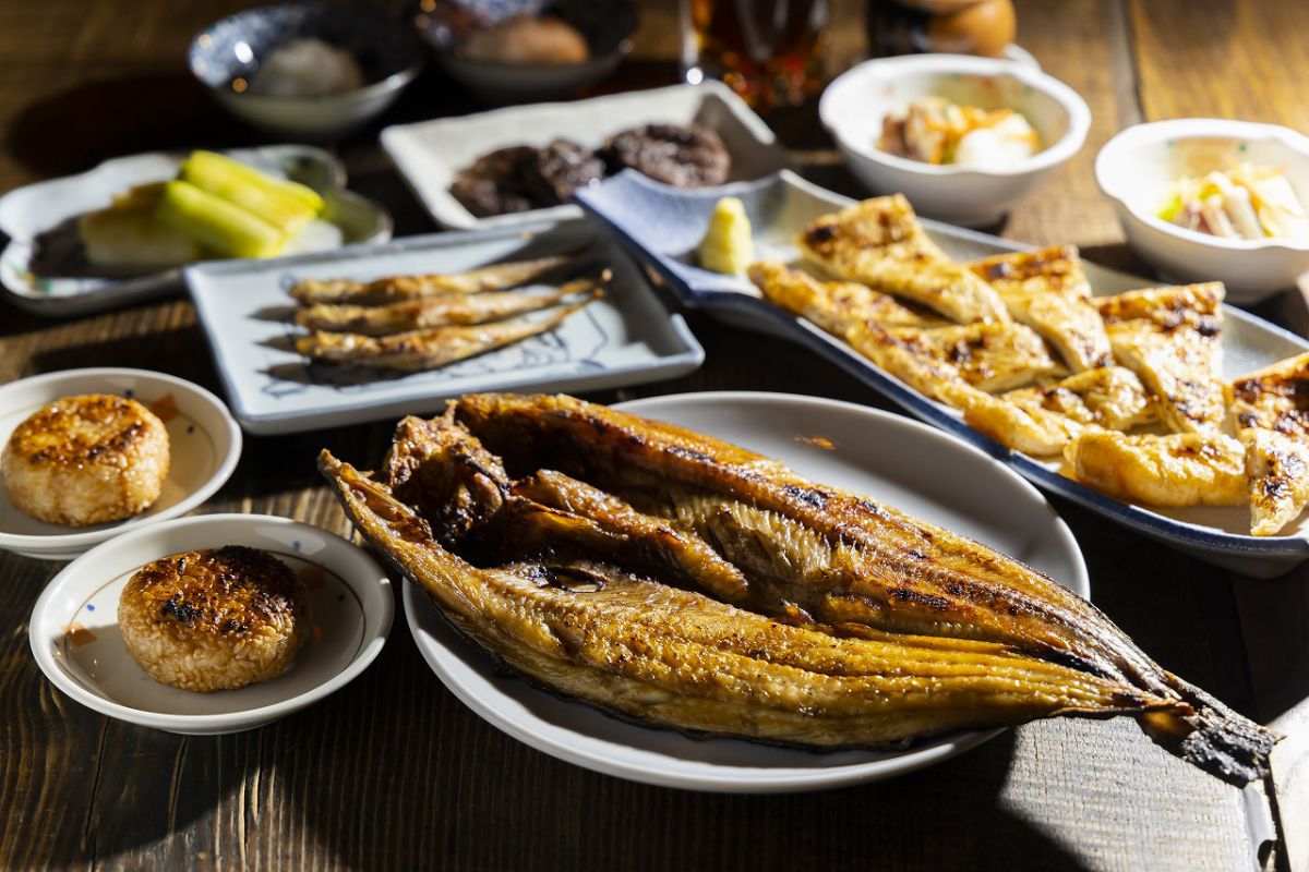 1人分の食事目安は2700円（飲み物別。写真は2人分）