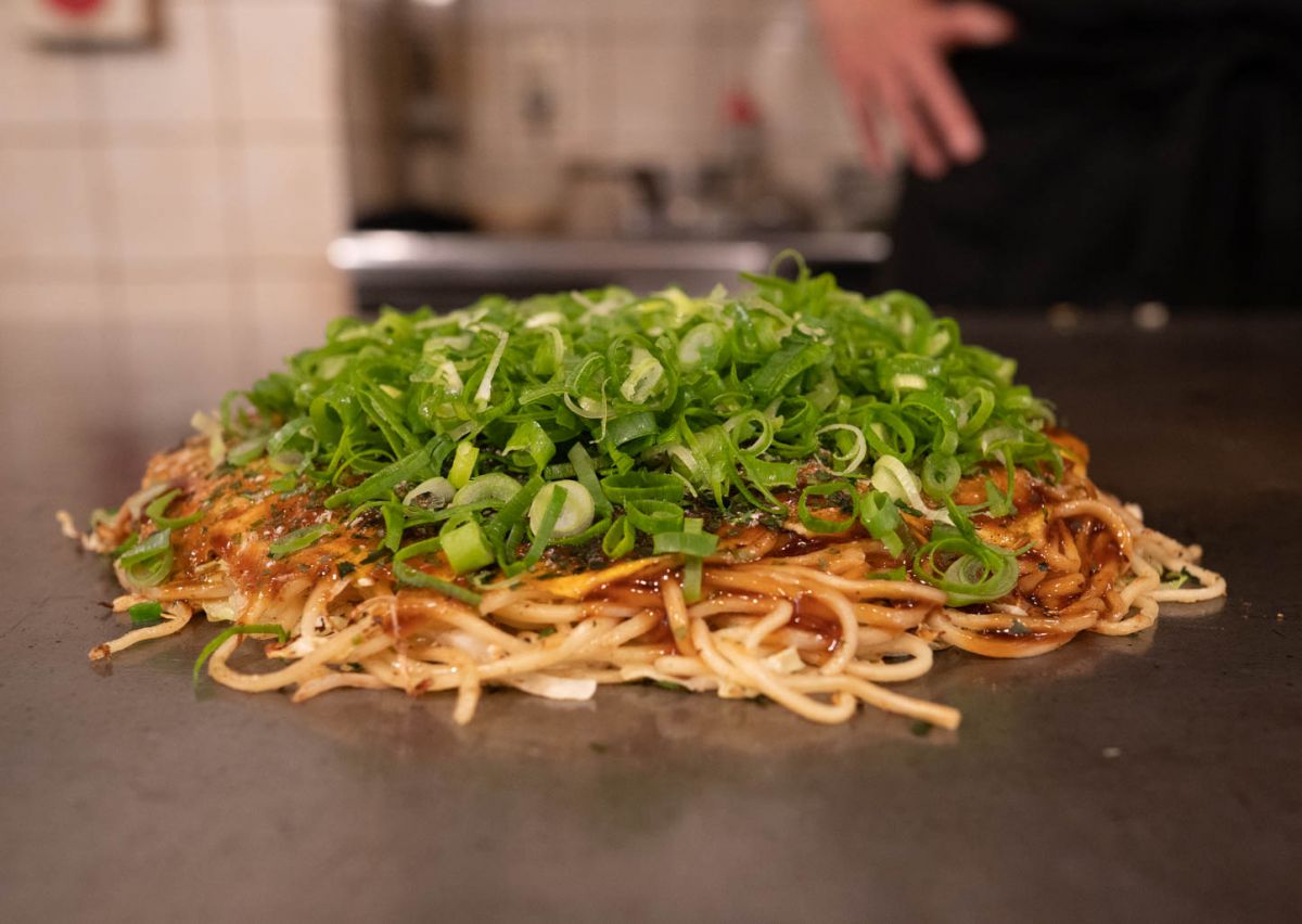 そば肉玉お好み焼  800円、トッピング ネギ 100円(共に税込)