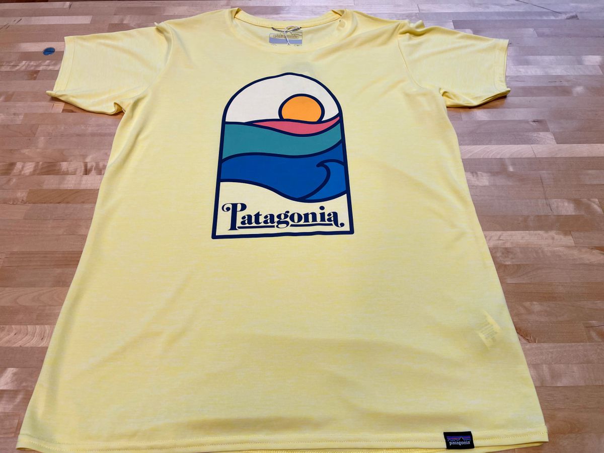 ハワイを連想させる明るい色彩の「レディースTシャツ」$45