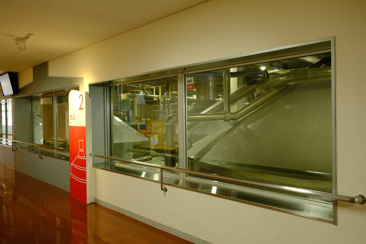 ガラス越しに仕込み釜を見学できる