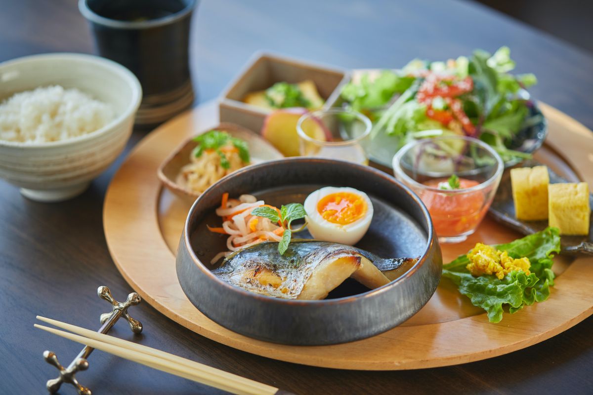 「旬魚の西京焼き 半熟卵添え」1404円