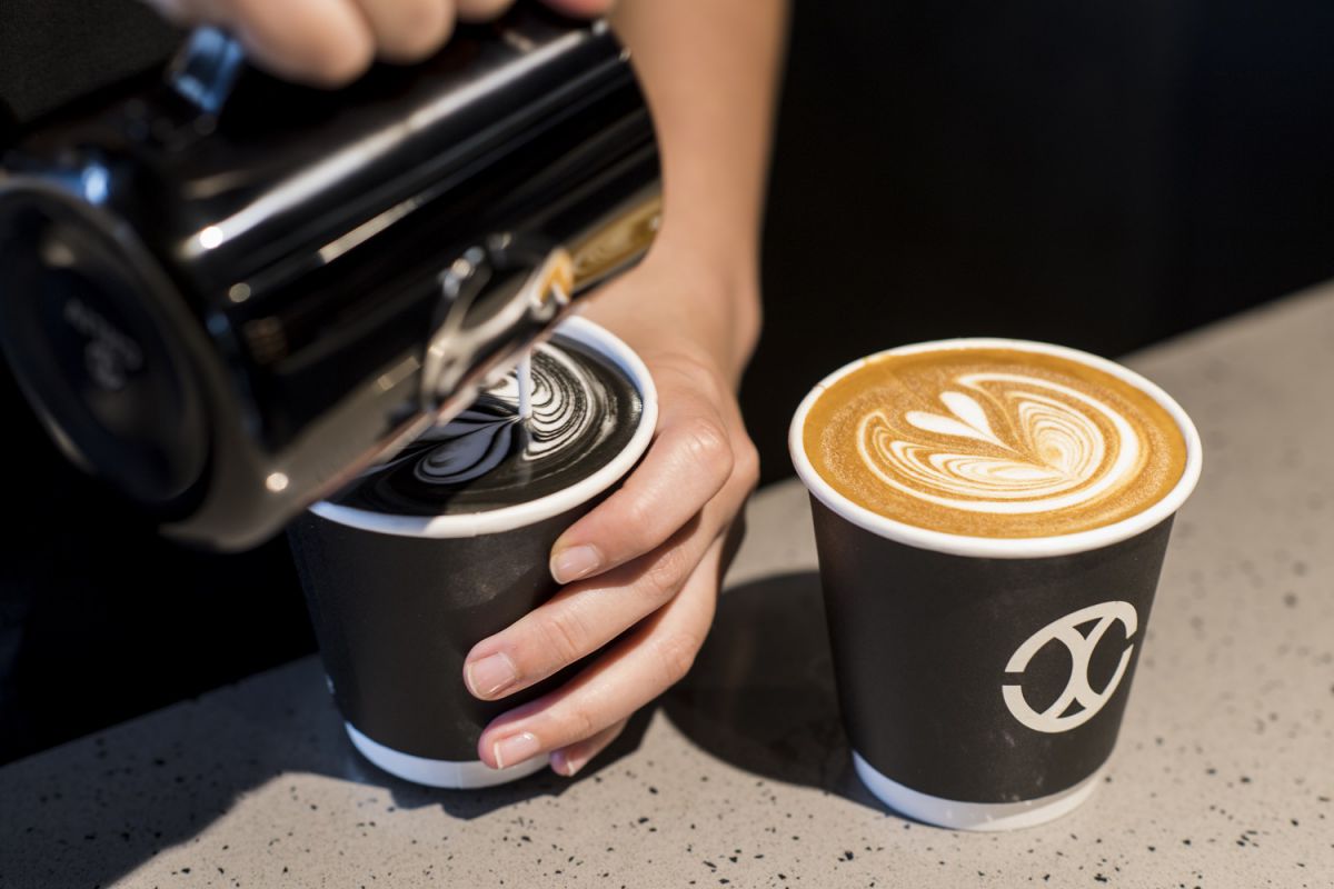 （左から）、CHARCOAL LATTE（ホット）NT$150、CAFÉ LATTE（ホット）NT$150