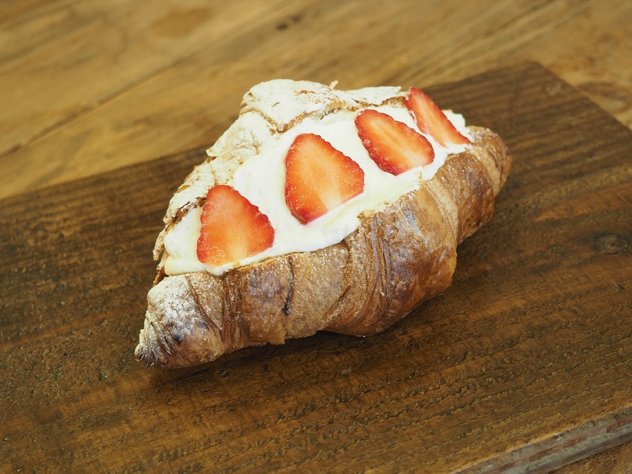 「いちごのクロワッサンフルーツサンド」（626円）