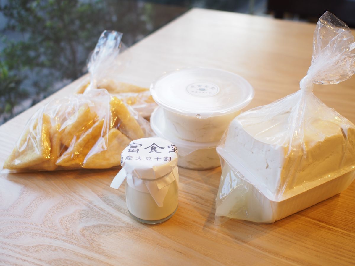 左から「一口揚げ(十ヶ)」430円、「豆乳珈琲パンナコッタ」430円、「おぼろ豆腐」270円、「木綿豆腐」640円