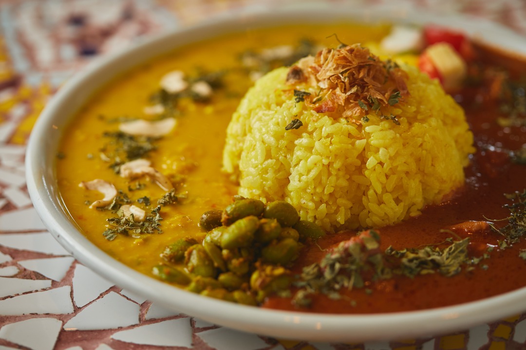 2種プレートA 1280円(バターチキンカレー、レンズ豆カレー、ターメリックライス、ピクルス)、ライス大盛り+150円、チャパティ追加200円、カレールー追加400円