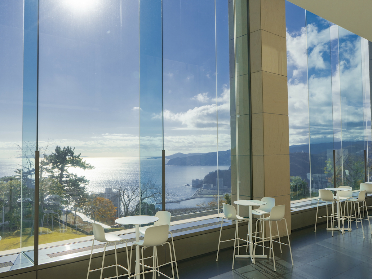 館内のカフェからは相模湾を一望