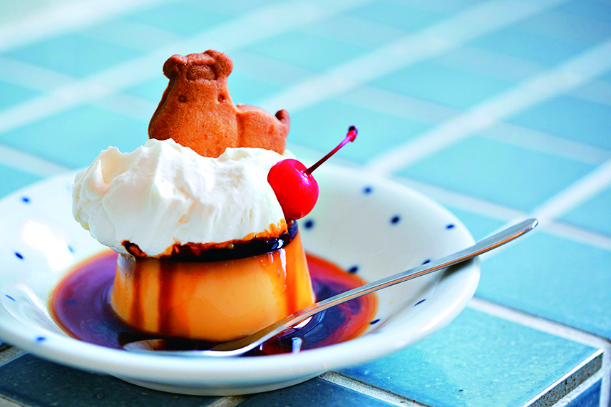 1日20食限定の皿プリン500円。固めのクラシックプリンに、湯けむりをイメージしたクリームをオン