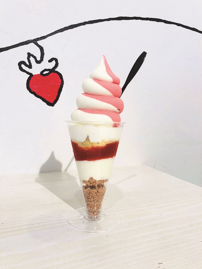 イチゴの風味ともちもち食感の白玉が絶妙な、「いちごもちもちミルクパフェ」1200円