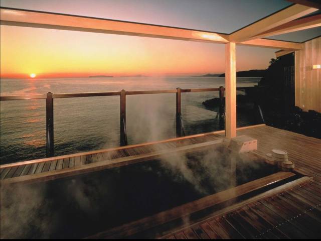 屋上露天風呂走り湯。さえぎるものが何もなく開放感にあふれる