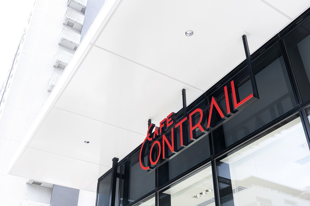 レストランの看板もJALらしさが感じられる色使いです