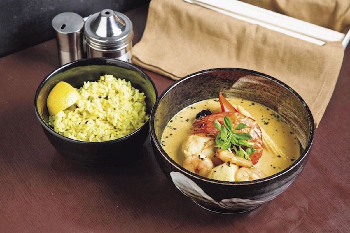 「殻ごと食べられる海老カリー」1450円※辛さは1～20番まで。4番以下は中間の辛さも選択可。5番以上はプラス料金で200円～