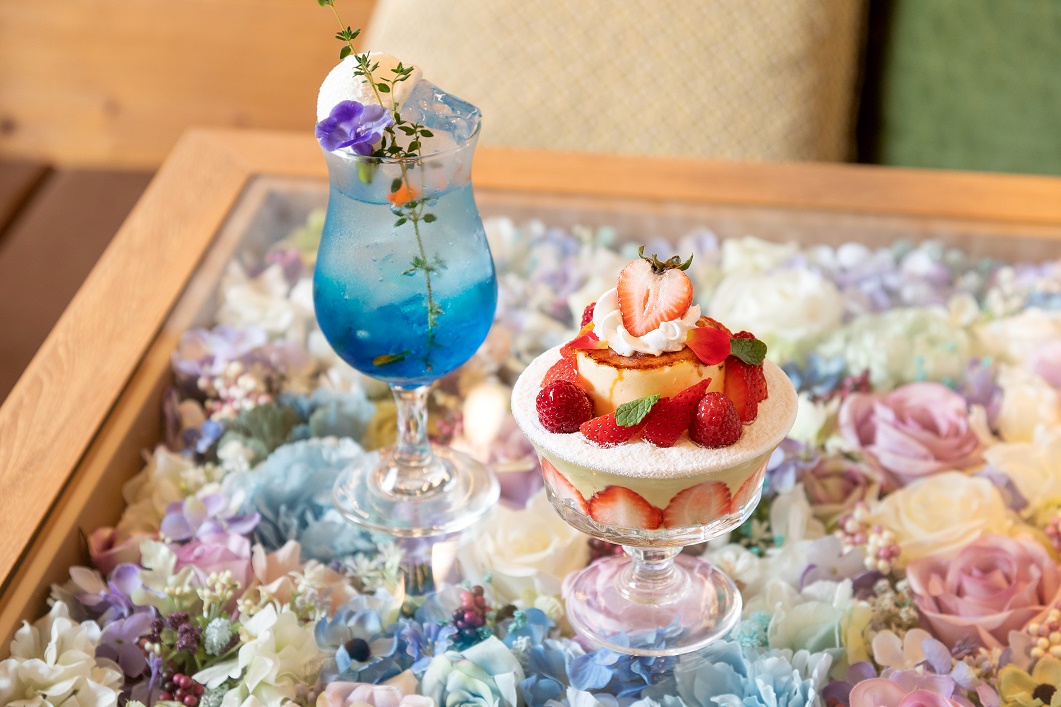 左から「クリームソーダ ブルー」650円、「苺とピスタチオムースのフレジェ風」1650円