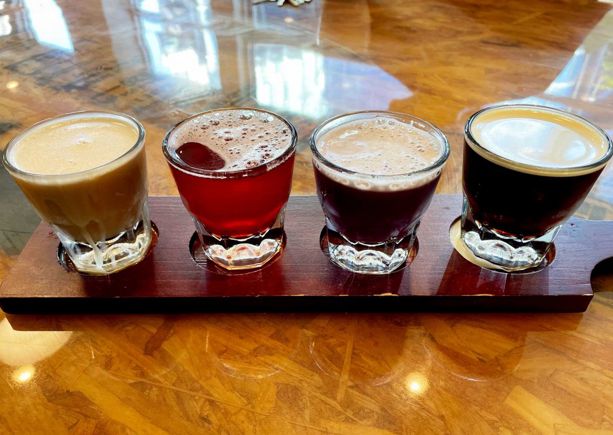 コールドブリュー・コーヒー＆ティー（写真はサンプルサイズ）。左から「ザ・キング」、「ハイビスカスベリー・ティー」、「パープルヘイズ」、「コールドブリュー・コーヒー」各$4.75（12oz）/ $5.75（16oz）