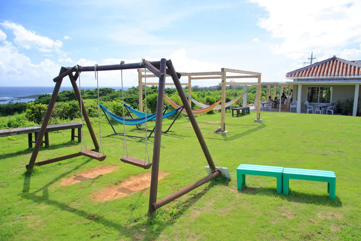 島cafe とぅんからや　芝生の遊具コーナー