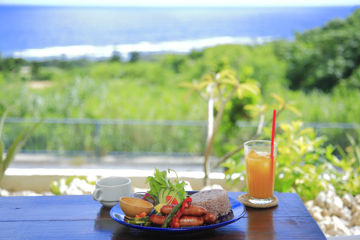 マンゴージュース400円などのトロピカルドリンクも充実しています。ぜひ食事と一緒に