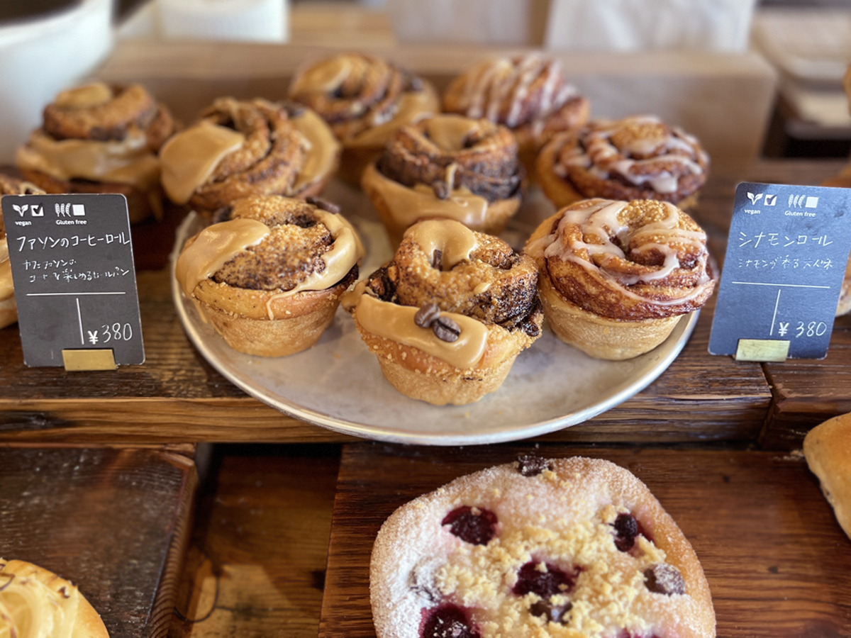 左から「ファソンのコーヒーロール」「シナモンロール」各380円