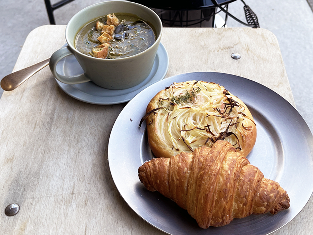 手前から「クロワッサン」356円、「サワークリームオニオン」387円、「本日のスープ」865円