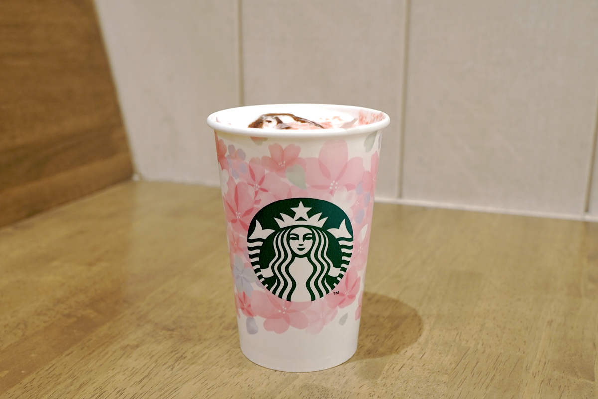 「さくら 咲いた ミルク ラテ」ホットのみ、Short 501円／Tall 540円／Grande 579円／Venti® 618円（持ち帰り）、Short 510円／Tall 550円／Grande 590円／Venti® 630円（店内利用）