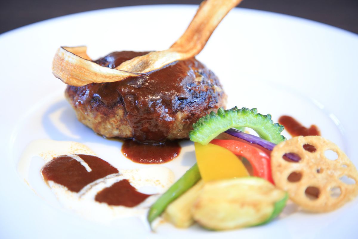 宮古牛ハンバーグ 熟成デミグラスソース1980円（ライス付き）