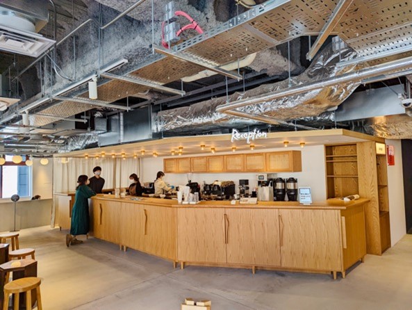 カフェ・ラウンジ営業時間：9～21時（まん延防止等重点措置期間中は20時まで）、定休日：なし。カフェエリアはドリンクやフードの単品購入で利用可。ラウンジエリア利用料金は1時間750円～（ドリンク飲み放題・30分毎の自動延長）、1日利用は2500円、月額利用は4万円