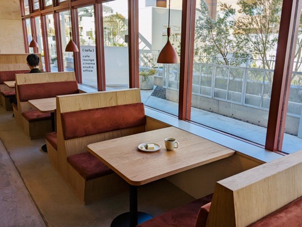 2階のラウンジ席はどこかレトロ。アメリカ映画に登場しそうな雰囲気