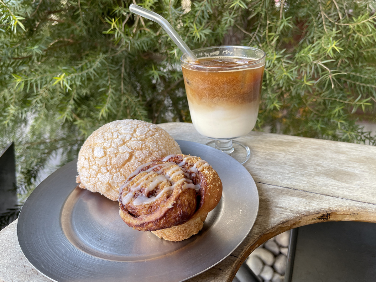 手前から「シナモンロール」387円、「メロンパン」336円、「ソイラテ」662円