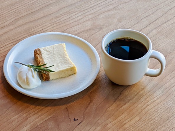 「NYチーズケーキ」572円、「スペシャルティコーヒー」432円～※飲み放題に含まれていないケーキなどを追加料金でオーダー可能。単品ドリンクやフードのテイクアウトもできます