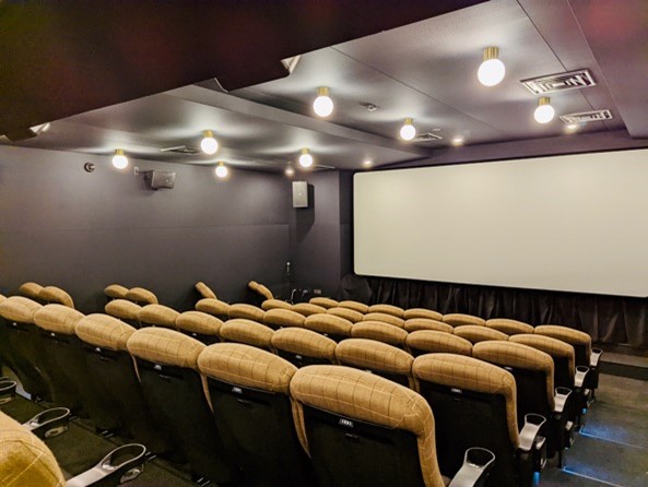 窓口営業時間：原則として朝の開場時間～21時まで、定休日：なし