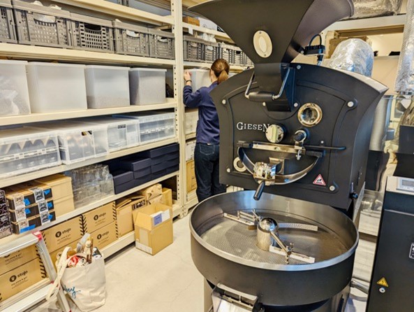 コーヒースタンドの億には焙煎機