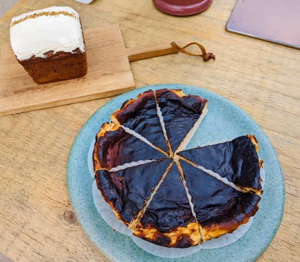 人気NO.1は「はなれ流バスクチーズケーキ」。ホール3900円（箱代込み）～、カットは480円