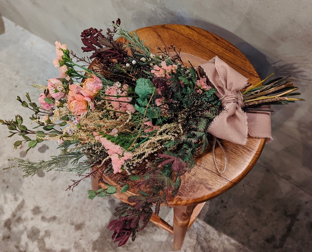 「スプレーバラとスターチスのスワッグ」5500円