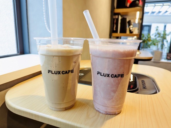 写真右から「ストロベリーチーズケーキ」850円、「あずきビューティー」850円